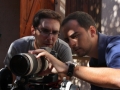 El director de foto César Maderal elige el encuadre con el director Pedro Estepa.